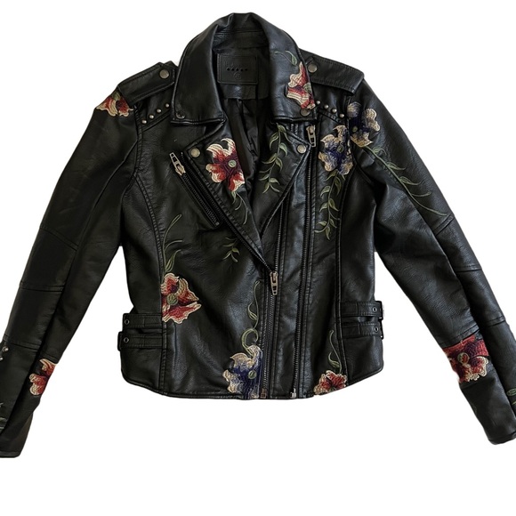 BLANK NYC BLACK VEGAN LEATHER “AS YOU WISH” MOTO JACKET WITH FLORAL EMBROIDERY - Picture 3 of 12